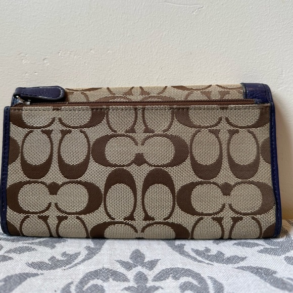 Beautiful Coach Signature C Wallet With Leather Lining - Picture 2 of 7